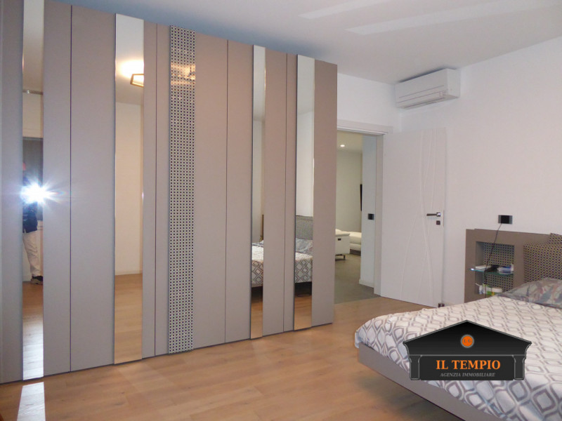 Scopri questo splendido appartamento bicamere situato nel cuore della zona Ferrovieri di Vicenza,...