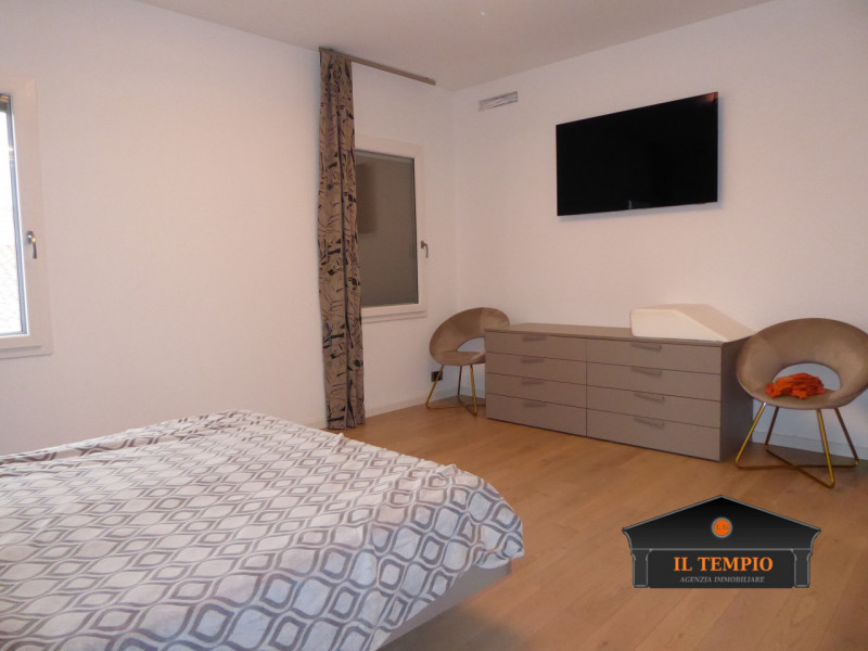 Scopri questo splendido appartamento bicamere situato nel cuore della zona Ferrovieri di Vicenza,...