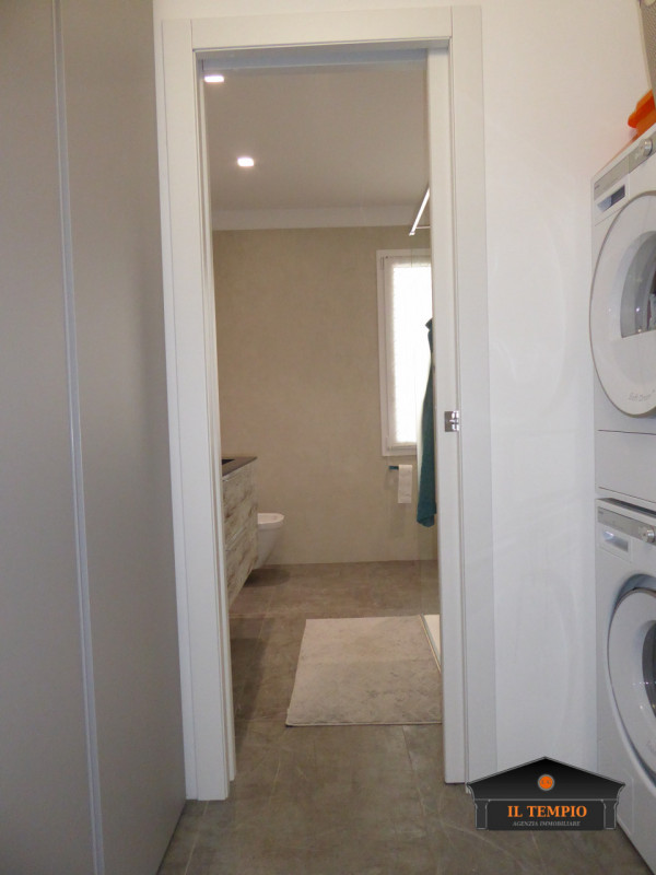 Scopri questo splendido appartamento bicamere situato nel cuore della zona Ferrovieri di Vicenza,...