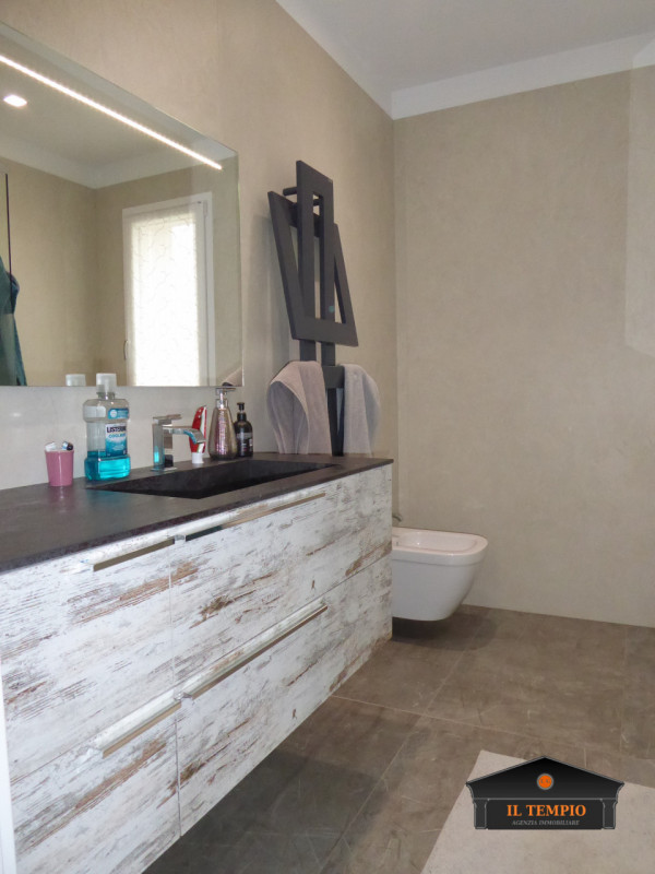 Scopri questo splendido appartamento bicamere situato nel cuore della zona Ferrovieri di Vicenza,...