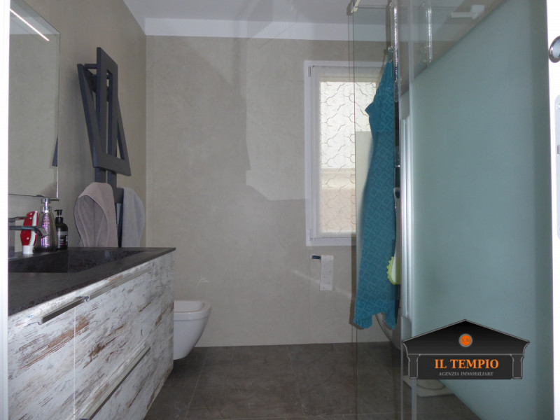 Scopri questo splendido appartamento bicamere situato nel cuore della zona Ferrovieri di Vicenza,...