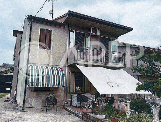 Proposta all'asta, questa casa unifamiliare con cortile esclusivo e ampi locali accessori offre s...