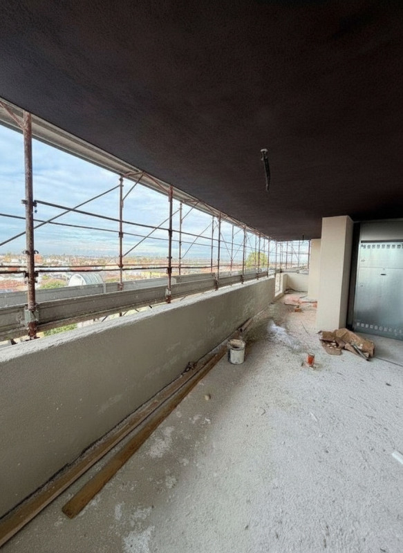 In un'area residenziale caratterizzata dalla suggestiva presenza delle mura cittadine d'epoca cin...