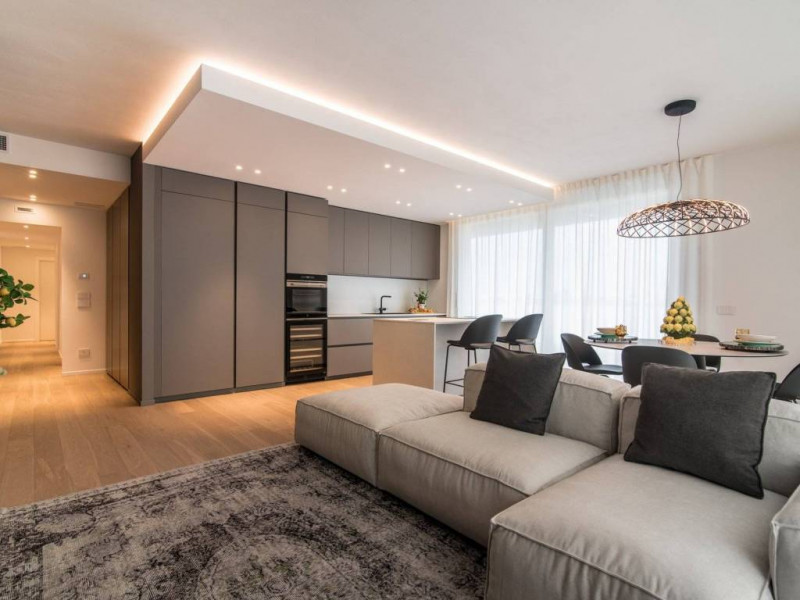 In un'area residenziale caratterizzata dalla suggestiva presenza delle mura cittadine d'epoca cin...