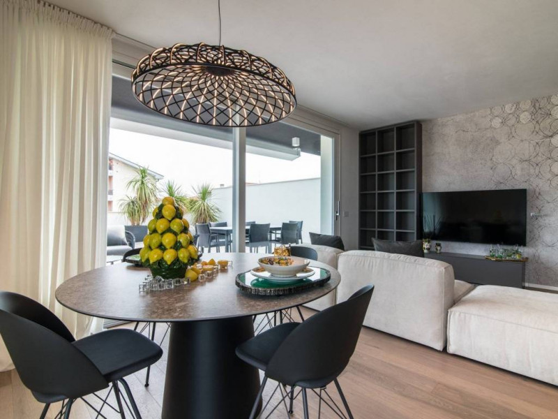 In un'area residenziale caratterizzata dalla suggestiva presenza delle mura cittadine d'epoca cin...