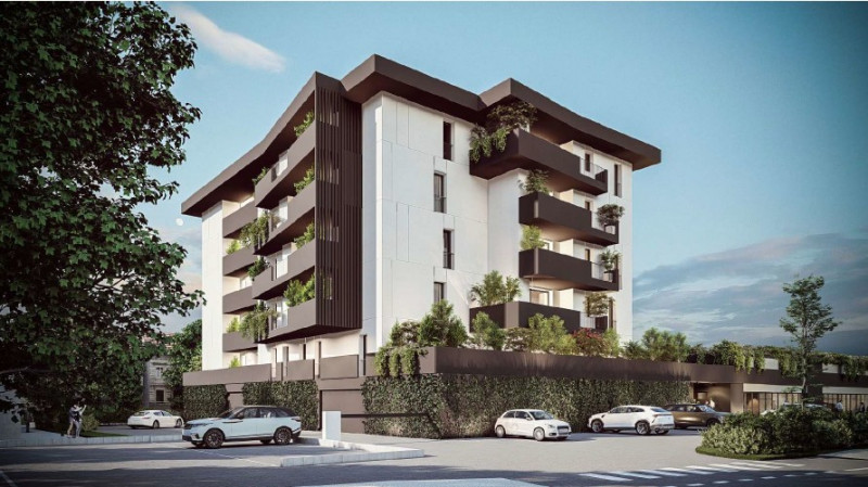 In un'area residenziale caratterizzata dalla suggestiva presenza delle mura cittadine d'epoca cin...