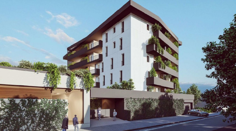 In un'area residenziale caratterizzata dalla suggestiva presenza delle mura cittadine d'epoca cin...