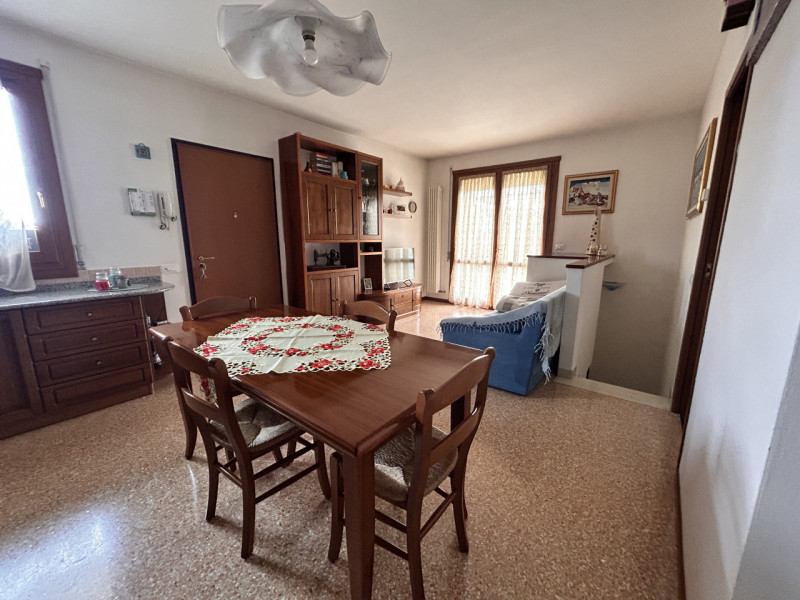 In un contesto residenziale tranquillo e curato, in una via chiusa e riservata a Povolaro, a brev...