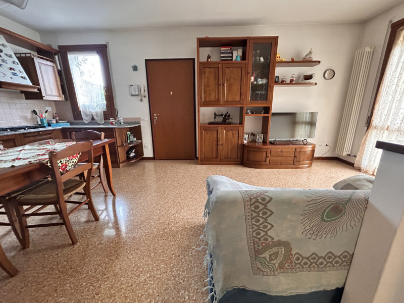 In un contesto residenziale tranquillo e curato, in una via chiusa e riservata a Povolaro, a brev...