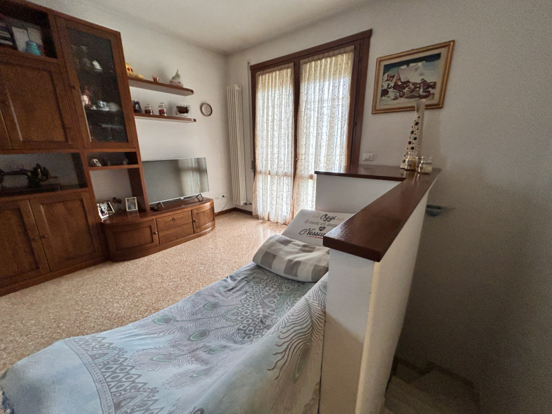 In un contesto residenziale tranquillo e curato, in una via chiusa e riservata a Povolaro, a brev...