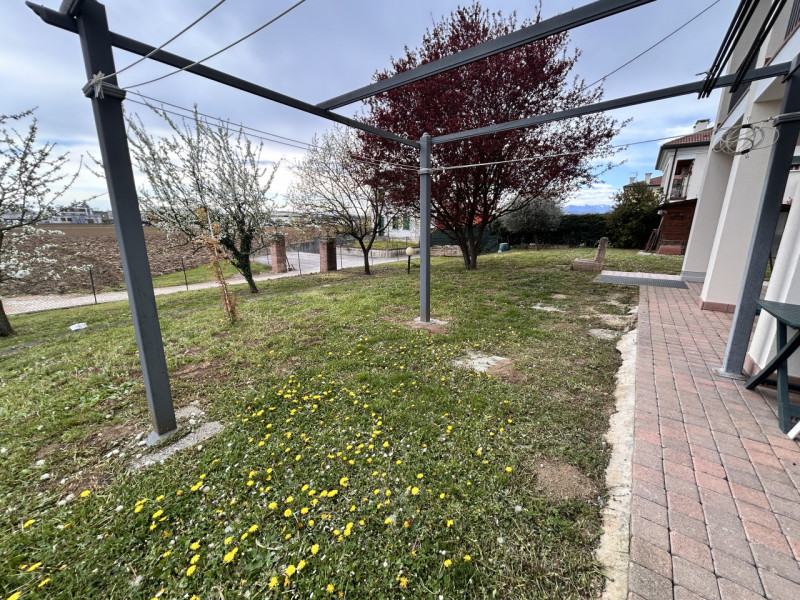 In un contesto residenziale tranquillo e curato, in una via chiusa e riservata a Povolaro, a brev...