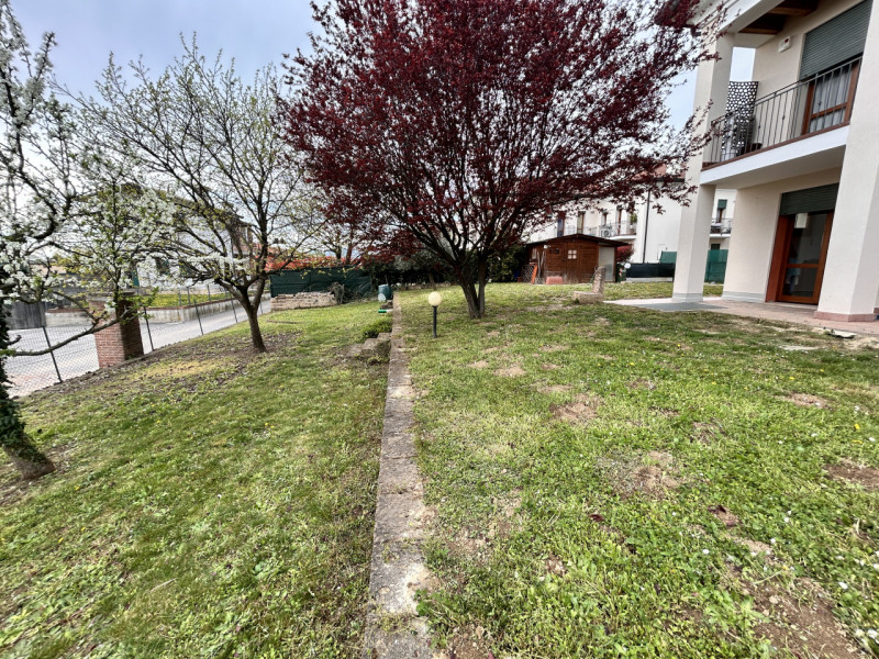 In un contesto residenziale tranquillo e curato, in una via chiusa e riservata a Povolaro, a brev...