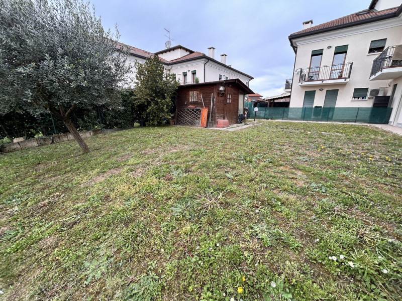 In un contesto residenziale tranquillo e curato, in una via chiusa e riservata a Povolaro, a brev...