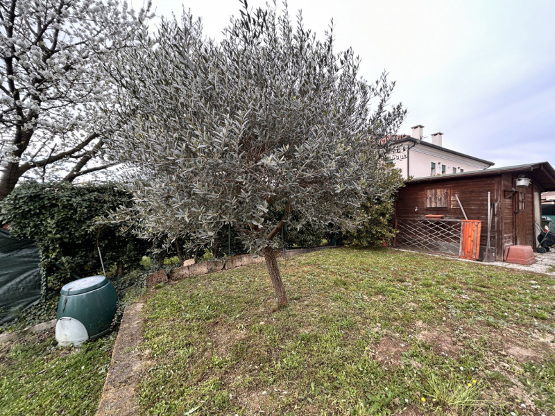 In un contesto residenziale tranquillo e curato, in una via chiusa e riservata a Povolaro, a brev...