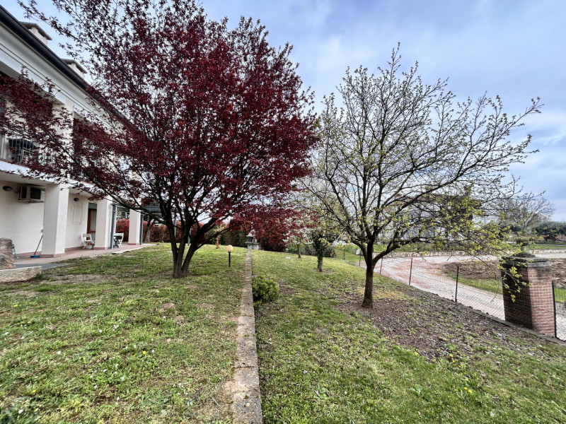 In un contesto residenziale tranquillo e curato, in una via chiusa e riservata a Povolaro, a brev...