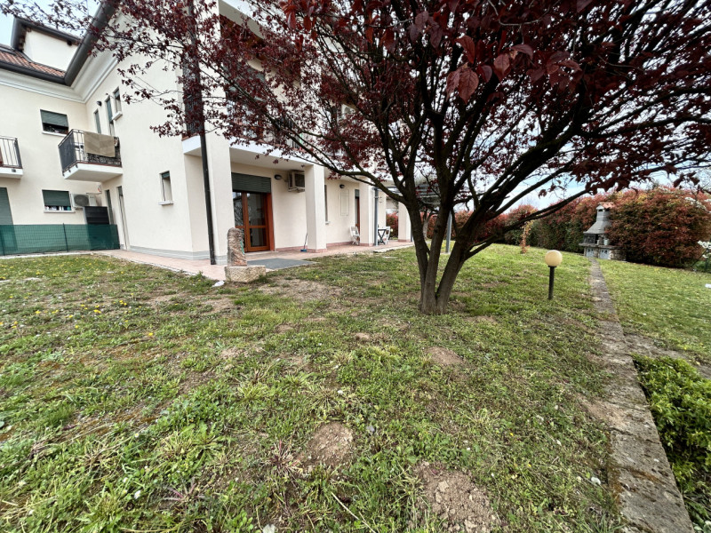 In un contesto residenziale tranquillo e curato, in una via chiusa e riservata a Povolaro, a brev...