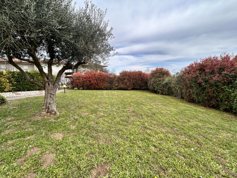 In un contesto residenziale tranquillo e curato, in una via chiusa e riservata a Povolaro, a brev...