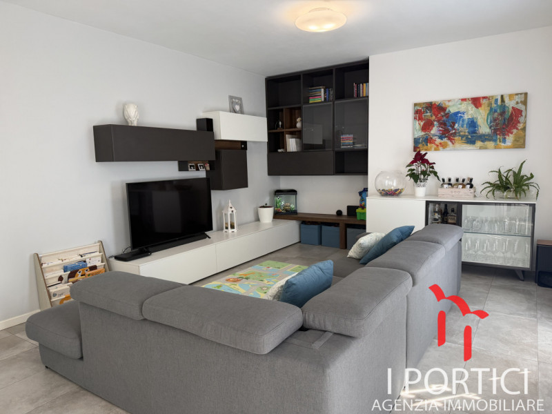 San Dono -
Proponiamo in vendita elegante appartamento al piano terra inserito in un contesto ris...