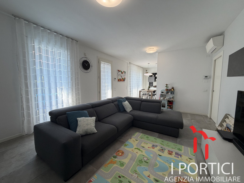 San Dono -
Proponiamo in vendita elegante appartamento al piano terra inserito in un contesto ris...