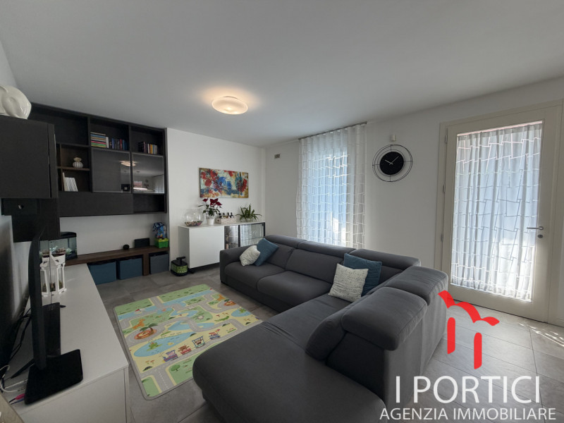 San Dono -
Proponiamo in vendita elegante appartamento al piano terra inserito in un contesto ris...