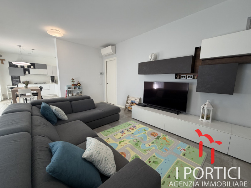 San Dono -
Proponiamo in vendita elegante appartamento al piano terra inserito in un contesto ris...