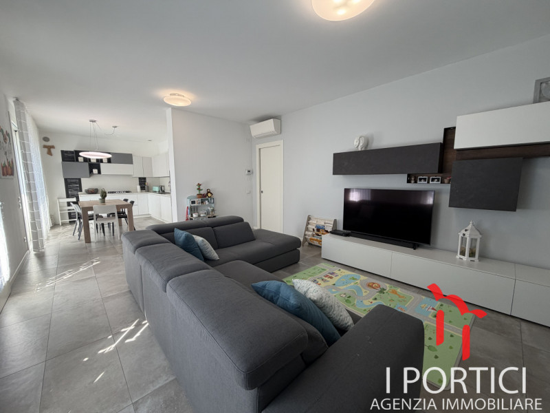 San Dono -
Proponiamo in vendita elegante appartamento al piano terra inserito in un contesto ris...