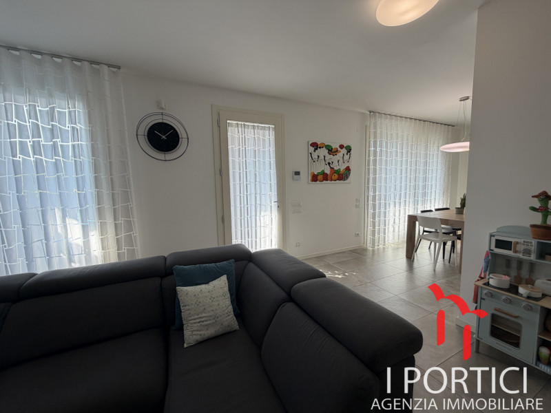 San Dono -
Proponiamo in vendita elegante appartamento al piano terra inserito in un contesto ris...