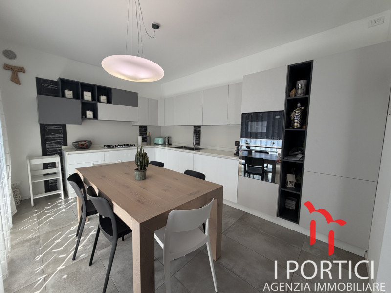 San Dono -
Proponiamo in vendita elegante appartamento al piano terra inserito in un contesto ris...