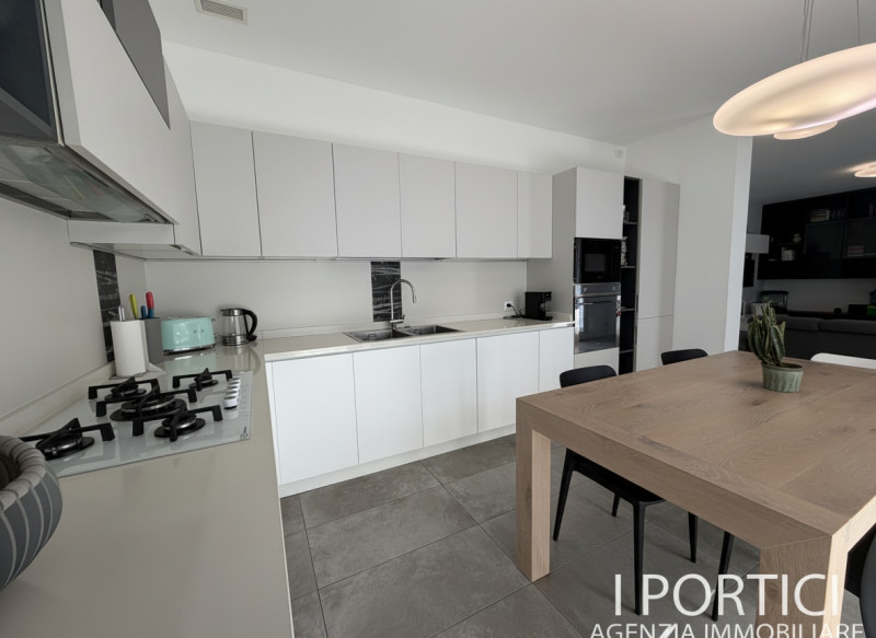 San Dono -
Proponiamo in vendita elegante appartamento al piano terra inserito in un contesto ris...