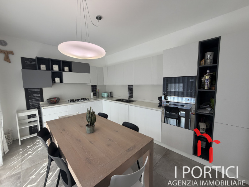 San Dono -
Proponiamo in vendita elegante appartamento al piano terra inserito in un contesto ris...