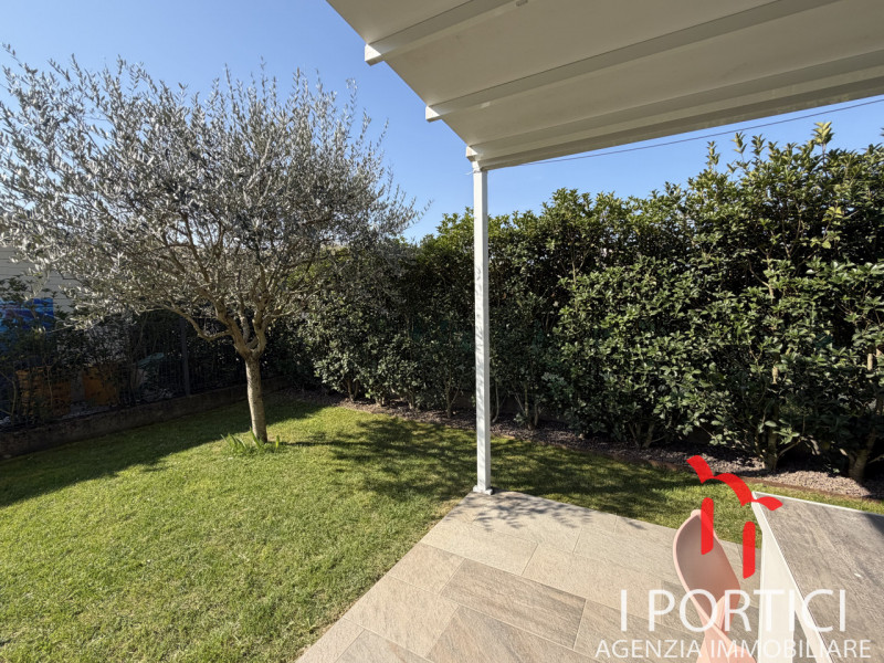 San Dono -
Proponiamo in vendita elegante appartamento al piano terra inserito in un contesto ris...