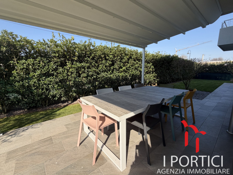 San Dono -
Proponiamo in vendita elegante appartamento al piano terra inserito in un contesto ris...