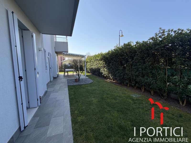 San Dono -
Proponiamo in vendita elegante appartamento al piano terra inserito in un contesto ris...