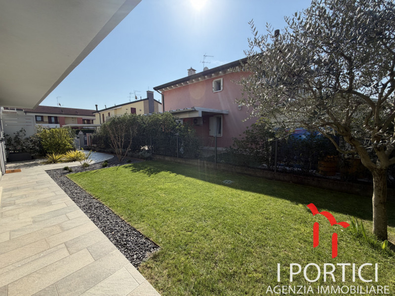 San Dono -
Proponiamo in vendita elegante appartamento al piano terra inserito in un contesto ris...