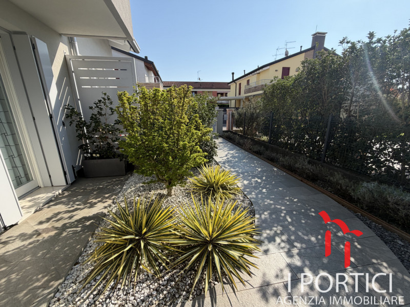 San Dono -
Proponiamo in vendita elegante appartamento al piano terra inserito in un contesto ris...