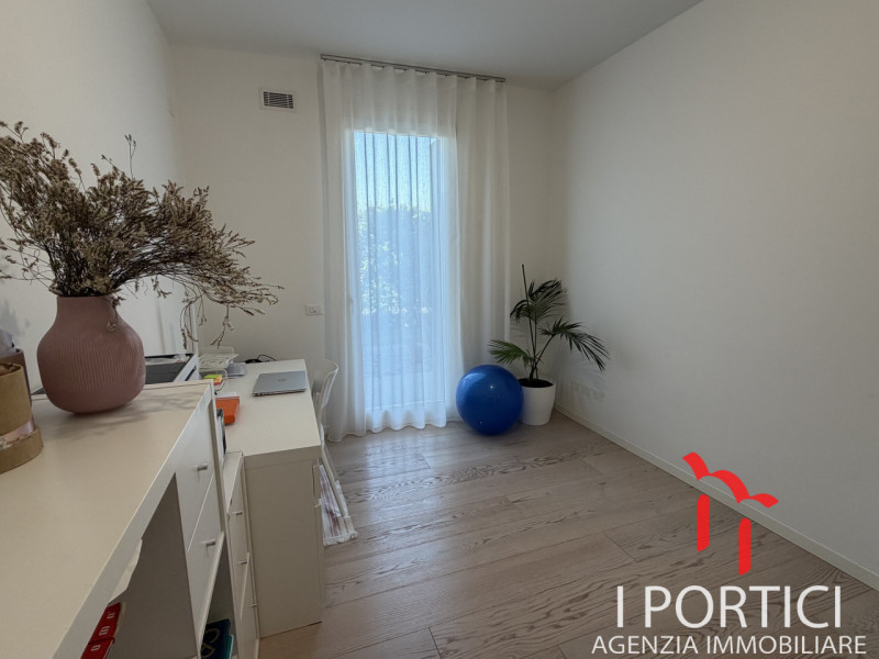 San Dono -
Proponiamo in vendita elegante appartamento al piano terra inserito in un contesto ris...