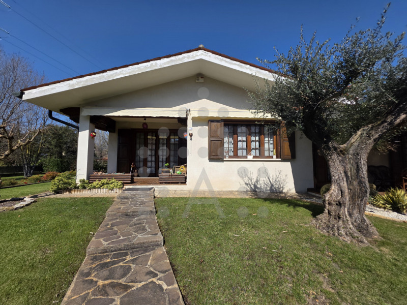 A Tencarola, la villa indipendente con giardino dove dare forma alla casa che hai sempre sognato
...