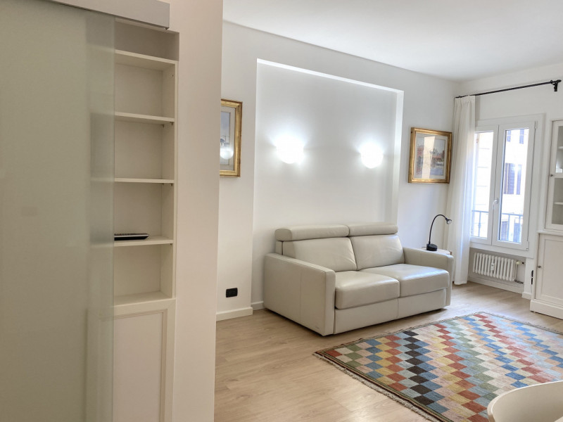 Via San Pietro. Canone 680 euro. Spese condominiali comprensive di riscaldamento, acqua calda e f...
