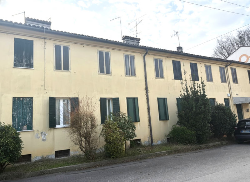 Proponiamo in vendita appartamento situato nel quartiere residenziale di Chiesanuova, una zona be...