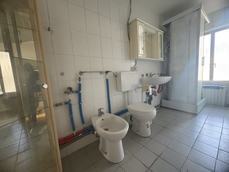 Proponiamo in vendita appartamento situato nel quartiere residenziale di Chiesanuova, una zona be...