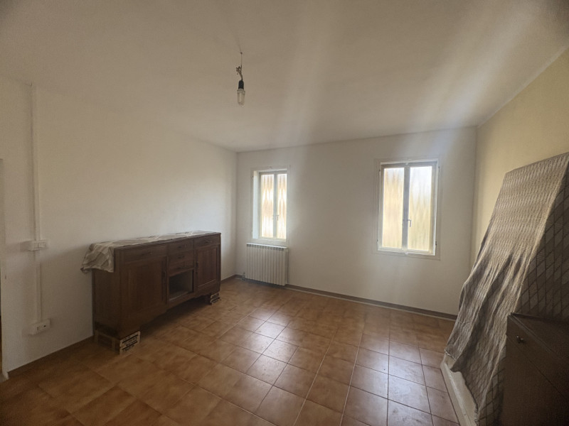 Proponiamo in vendita appartamento situato nel quartiere residenziale di Chiesanuova, una zona be...