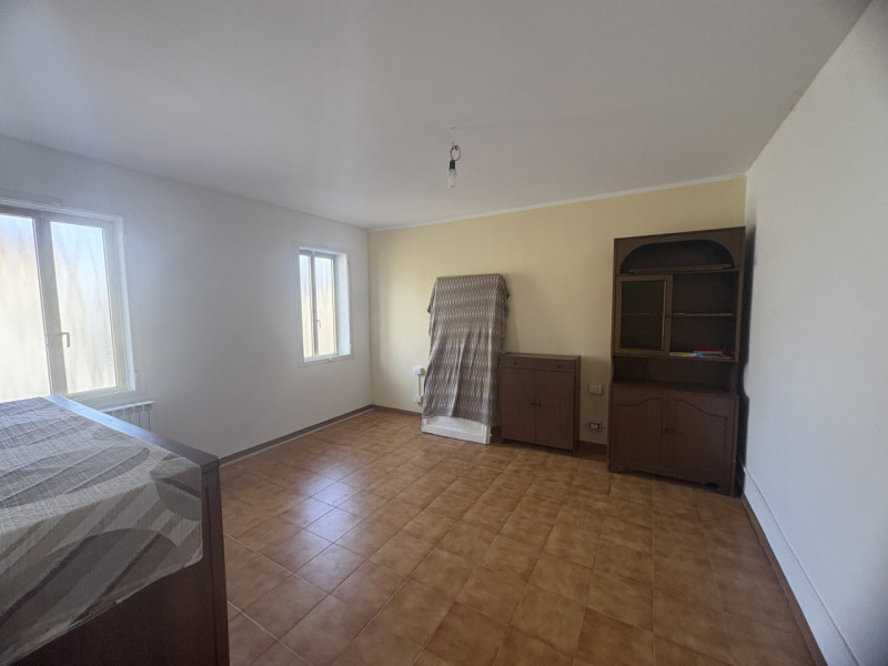 Proponiamo in vendita appartamento situato nel quartiere residenziale di Chiesanuova, una zona be...