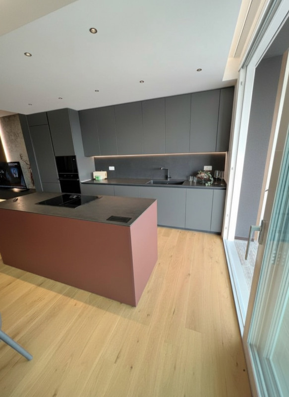 In un'area residenziale caratterizzata dalla suggestiva presenza delle mura cittadine d'epoca cin...