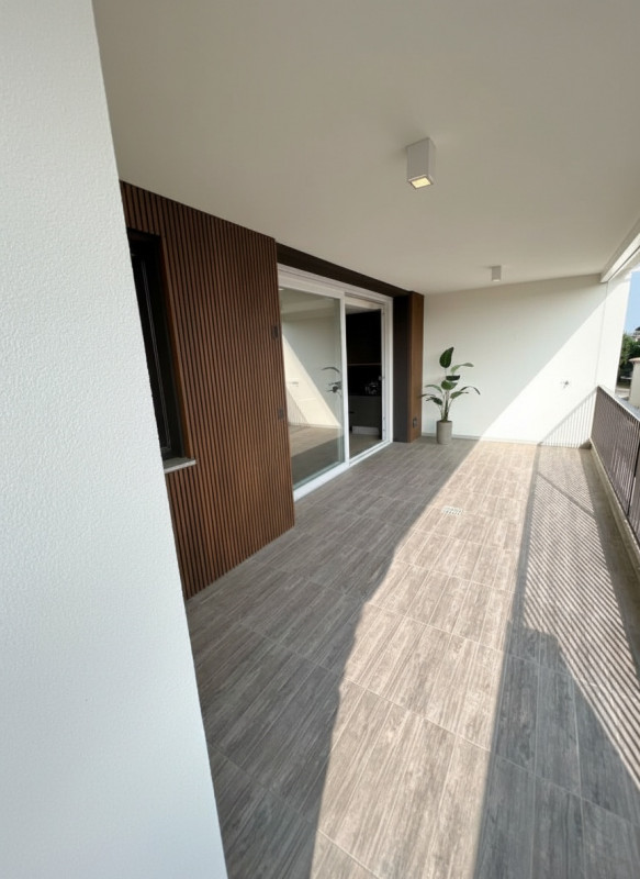 In un'area residenziale caratterizzata dalla suggestiva presenza delle mura cittadine d'epoca cin...