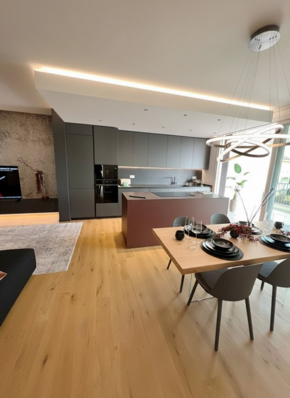 In un'area residenziale caratterizzata dalla suggestiva presenza delle mura cittadine d'epoca cin...