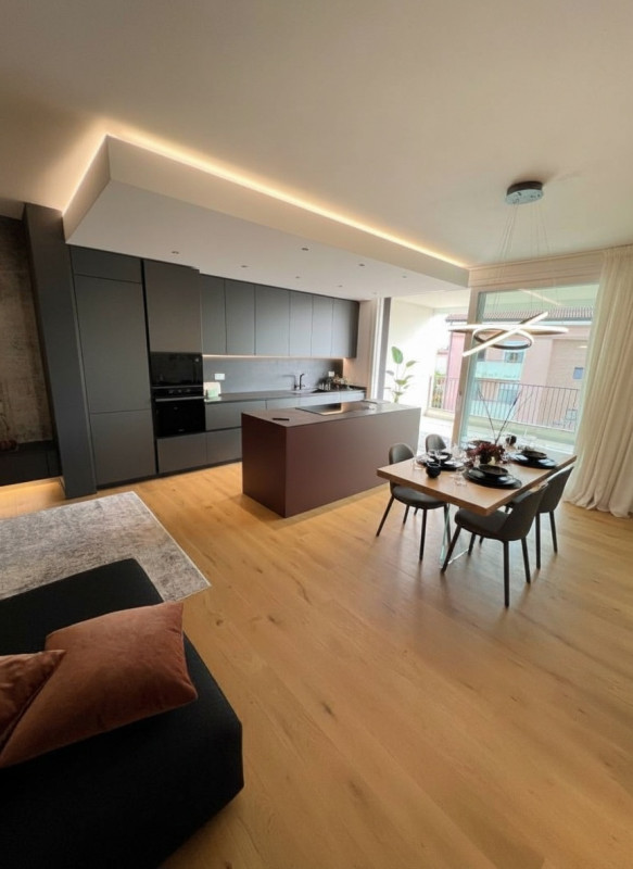 In un'area residenziale caratterizzata dalla suggestiva presenza delle mura cittadine d'epoca cin...