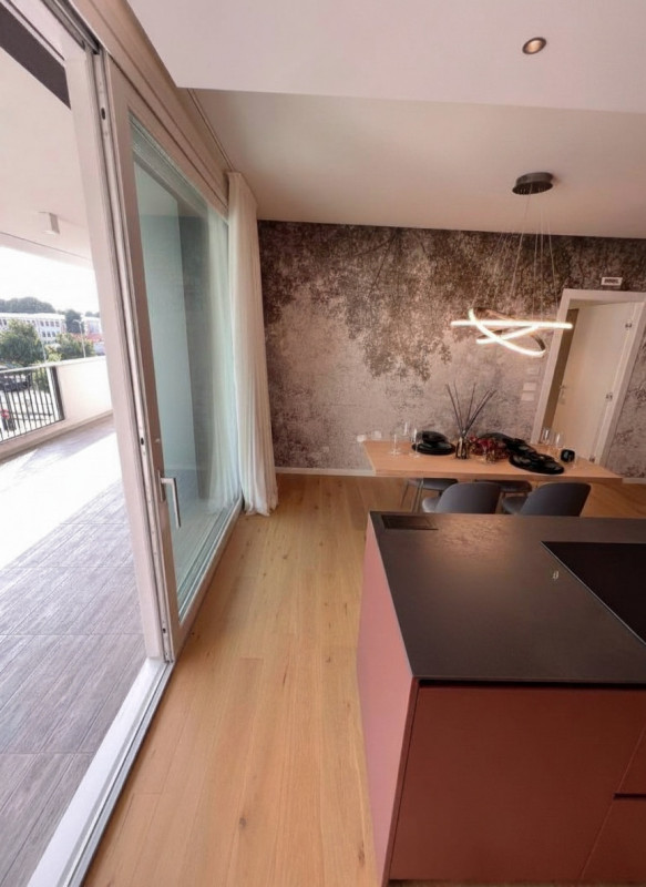 In un'area residenziale caratterizzata dalla suggestiva presenza delle mura cittadine d'epoca cin...