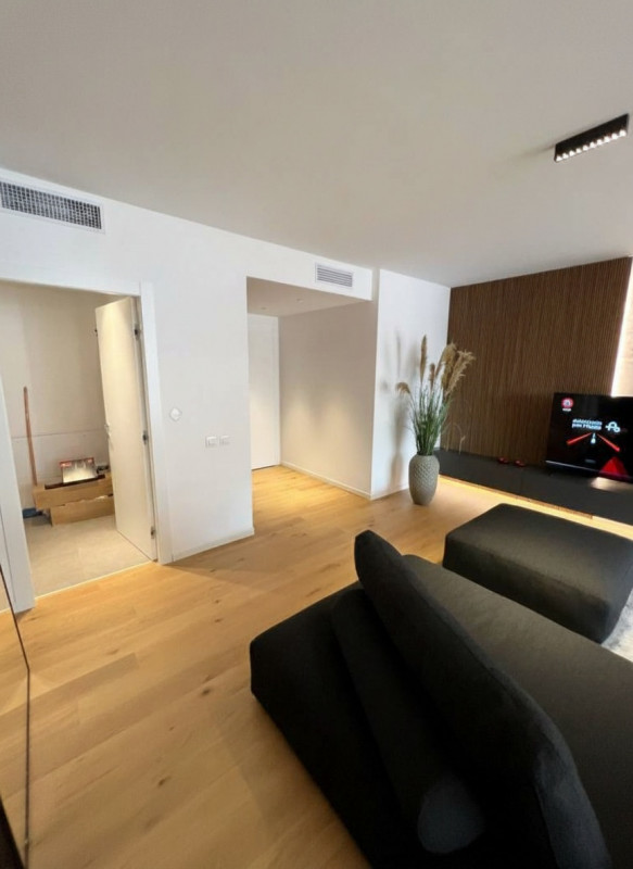 In un'area residenziale caratterizzata dalla suggestiva presenza delle mura cittadine d'epoca cin...