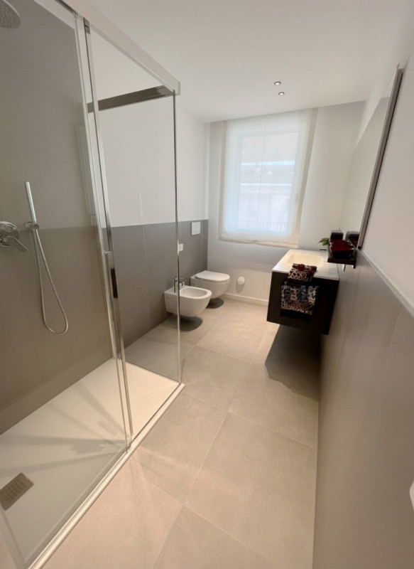 In un'area residenziale caratterizzata dalla suggestiva presenza delle mura cittadine d'epoca cin...