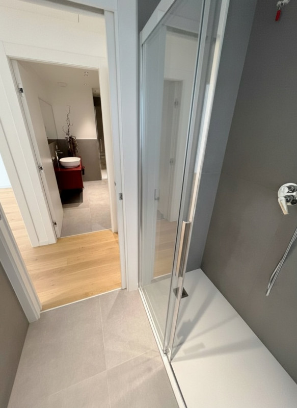 In un'area residenziale caratterizzata dalla suggestiva presenza delle mura cittadine d'epoca cin...